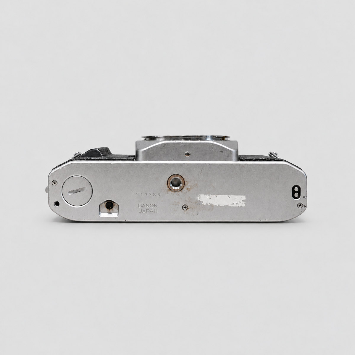 Canon AV-1 銀色機身底部，保留實際花痕及貼紙痕