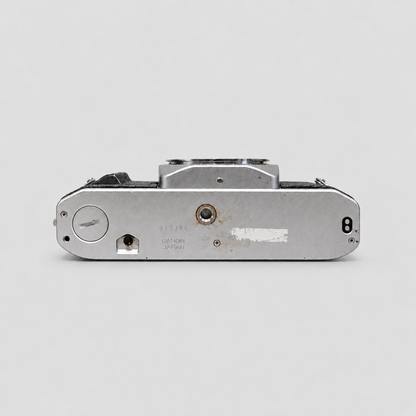 Canon AV-1 銀色機身底部，保留實際花痕及貼紙痕